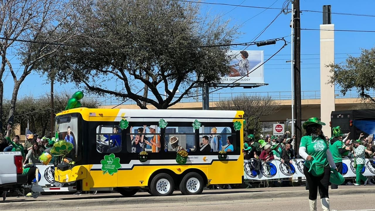 El
<a href="https://www.univision.com/local/dallas-kuvn/de-repente-ya-no-pasan-descontento-entre-usuarios-del-servicio-dart-por-cambios-en-las-rutas-de-transporte-video" target="_blank">sistema de transporte DART</a>
<b>también participó en el desfile</b> simulando un autobús con pasajeros vestidos de verde.