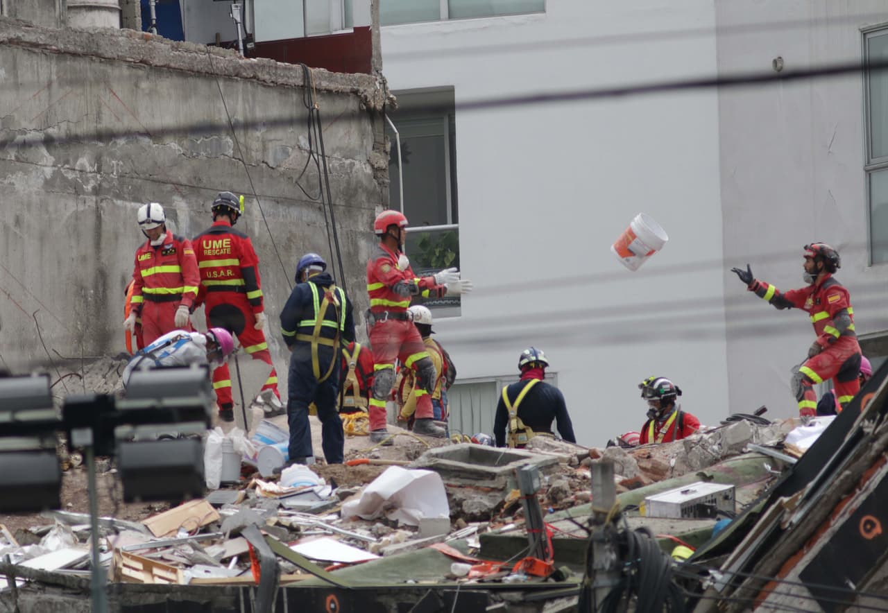 Brigadistas continúan con labores de rescate en uno de los edificios derrumbados en la Ciudad de México tras el sismo del 19 de septiembre.