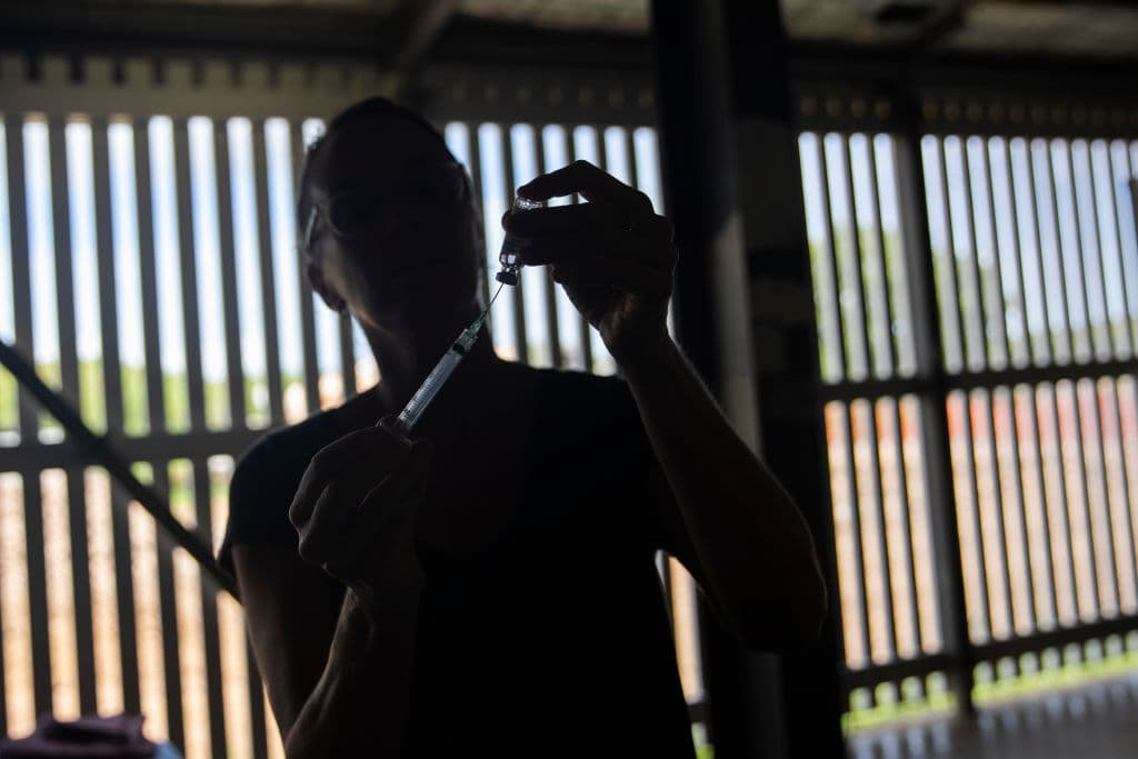 En la isla de Boigu, que pertenece a Australia aunque está en las costas de Papua Nueva Guinea, esta enfermera prepara una dosis de la vacuna de AstraZeneca para ser inoculada.