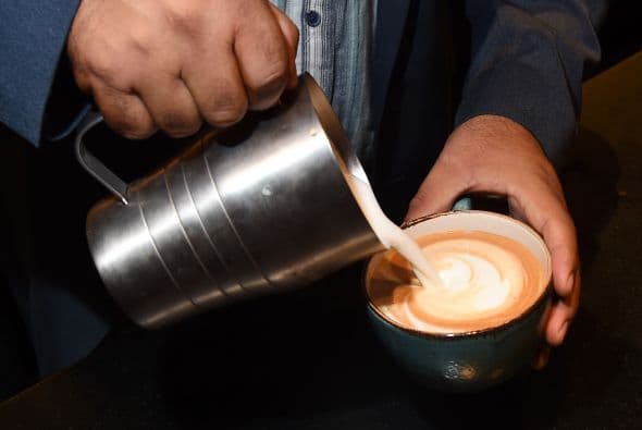 Depende de la persona y el lugar donde lo preparen varían los ingredientes, además se puede mezclar con agua caliente o leche.