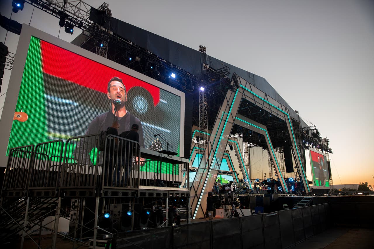 El concierto puede seguirse en vivo en español por Univision y en inglés por Fusion. El escenario cobrará vida hoy a partir de las 4:00pm a 7:00pm hora del pacífico (de 7:00pm a 10:00pm hora del este).