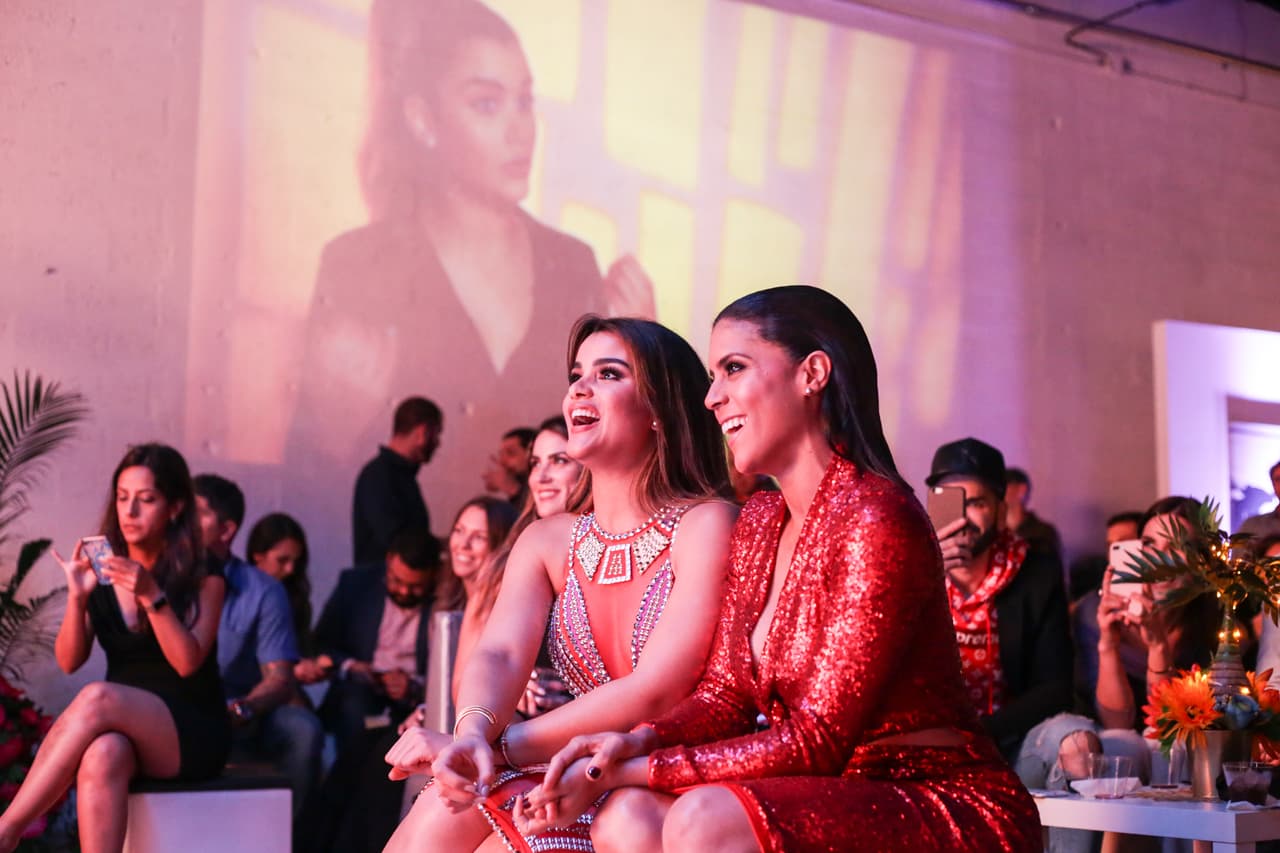 Antes de la presentación final del video, se proyectó una grabación de entrevistas y detrás de cámaras. l