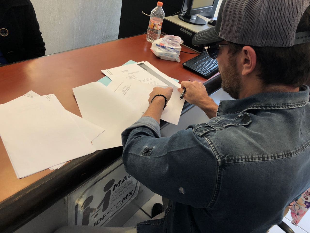 “Ellos apelaron el 20 por ciento (de sus ingresos que debía otorgar mensualmente a su hijo Matías) y se lo bajaron al 10 por ciento. Posteriormente, ellos volvieron a apelar, nosotros no apelamos y
<b><a href="https://www.univision.com/entretenimiento/julian-gil-logra-su-primer-gran-triunfo-en-su-pleito-con-marjorie-de-sousa-y-vera-a-matias-fuera-de-los-juzgados">se la volvieron a subir al 20 por ciento</a></b>”, recordó Pellón.