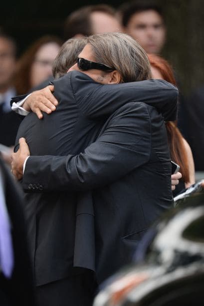 Familiares y amigos de James Gandolfini se dieron cita el día de hoy en la Catedral de San Juan el Divino, en Manhattan, para darle el último adiós al actor quien perdió la vida en Roma, Italia, mientras disfrutaba de unas vacaciones al lado de su hijo Michael. A la ceremonia asistieron poco más de 500 personas y sus amigoas más cercanos dedicaron palabras emotivas al actor de la serie “The Sopranos”. Aquí los videos más chismosos.