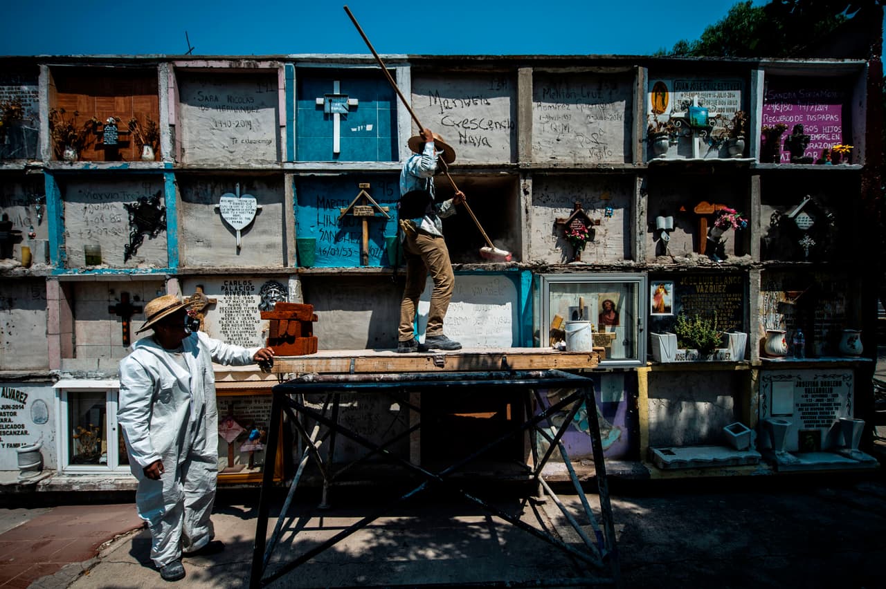 Los trabajadores del panteón municipal de Nezahualcóyotl preparan una tumba en medio de la nueva pandemia de coronavirus.