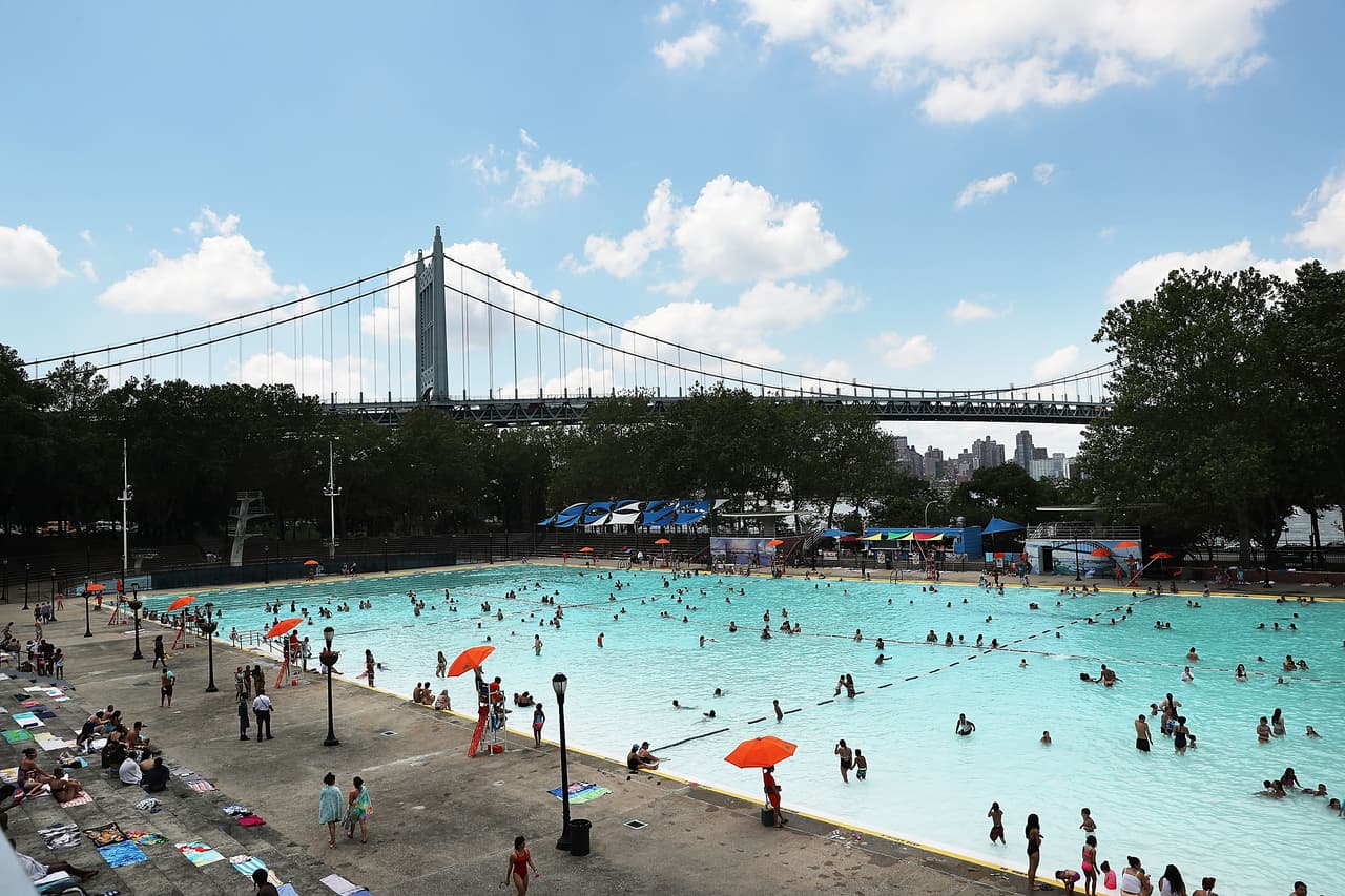 Siempre hay alternativas: Hasta 3,000 personas pueden disfrutar de la piscina pública de Astoria, en Queens.