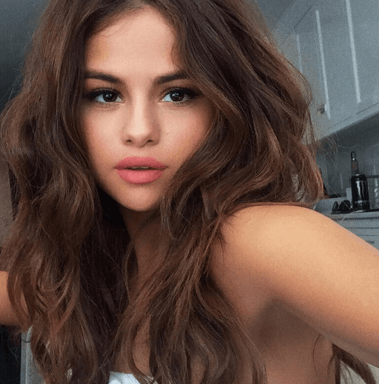 Selena Gomez dejó claro en una entrevista con GQ que no tiene tiempo de poner atención que juzga cómo lleva su vida.