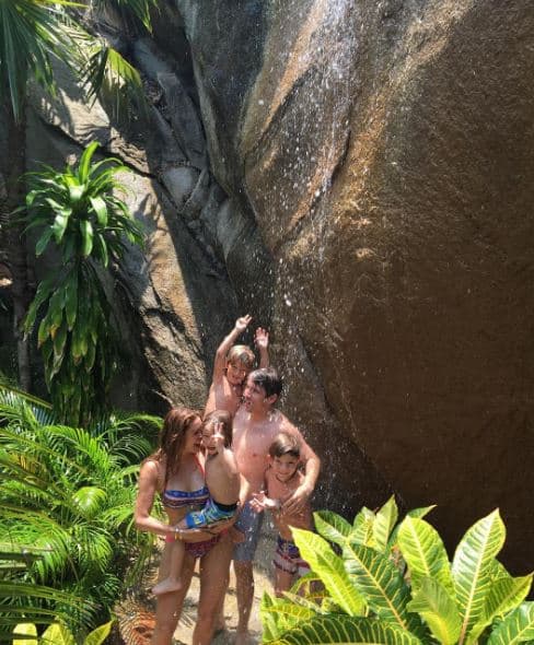 Pero la dicha la comparte junto a Alexis y Claudio, los hijos del primer matrimonio de su esposo.