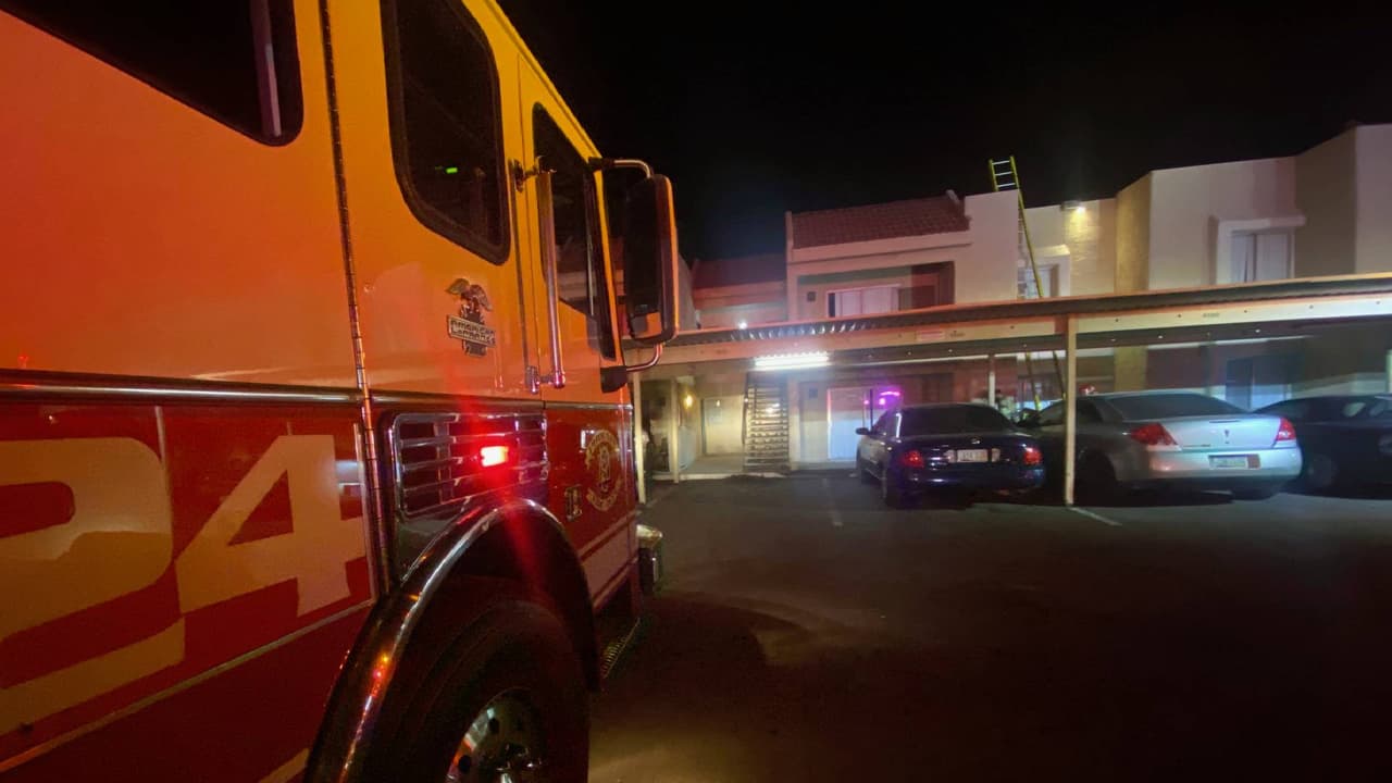 Una familia, en el segundo piso del complejo, se despertó tras escuchar las alarmas de humo, detalla el comunicado del departamento de 
<a href="https://www.univision.com/local/arizona-ktvw/departamentos-bomberos-arizona-avondale-cochise-glendale-alertan-estafa-vacia-cuenta-bancaria-fotos">bomberos de Phoenix</a>.