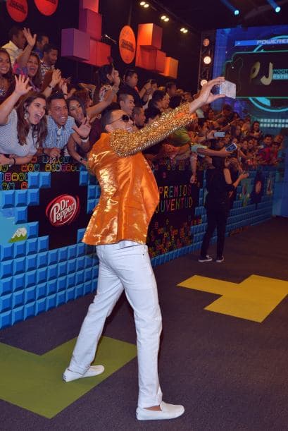 Nos encantan los selfies. We can't get enough of them! Y si no, pregúntenle a los que desfilaron la alfombra de Premios Juventud.