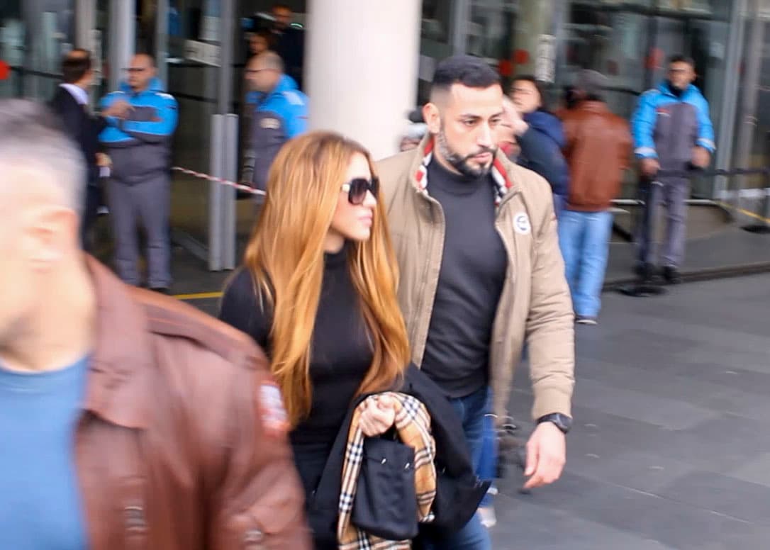 Los famosos acudieron en compañía de sus abogados para 
<b><a href="https://www.univision.com/famosos/shakira-pique-proxima-reunion-detalles">ratificar el acuerdo por la custodia de sus hijos</a></b>. 
<br>