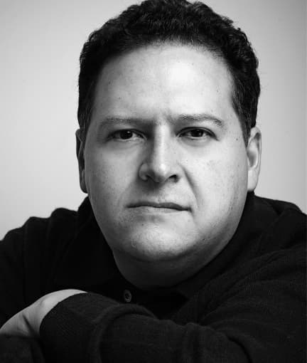 El controversial y polémico hijo del narcotraficante colombiano Pablo Escobar, Juan Pablo, también hace parte de la plataforma y cobra 99 dólares por un saludo especial.