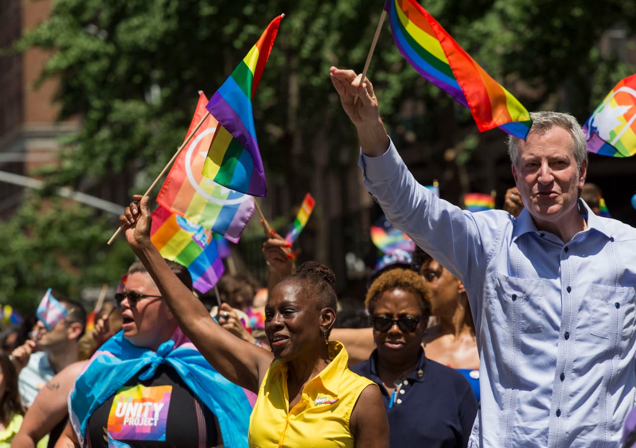 El alcalde de la ciudad de Nueva York y candidato demócrata a la presidencia en 2020, Bill de Blasio, marcha con su esposa, la primera dama Chirlane McCray.