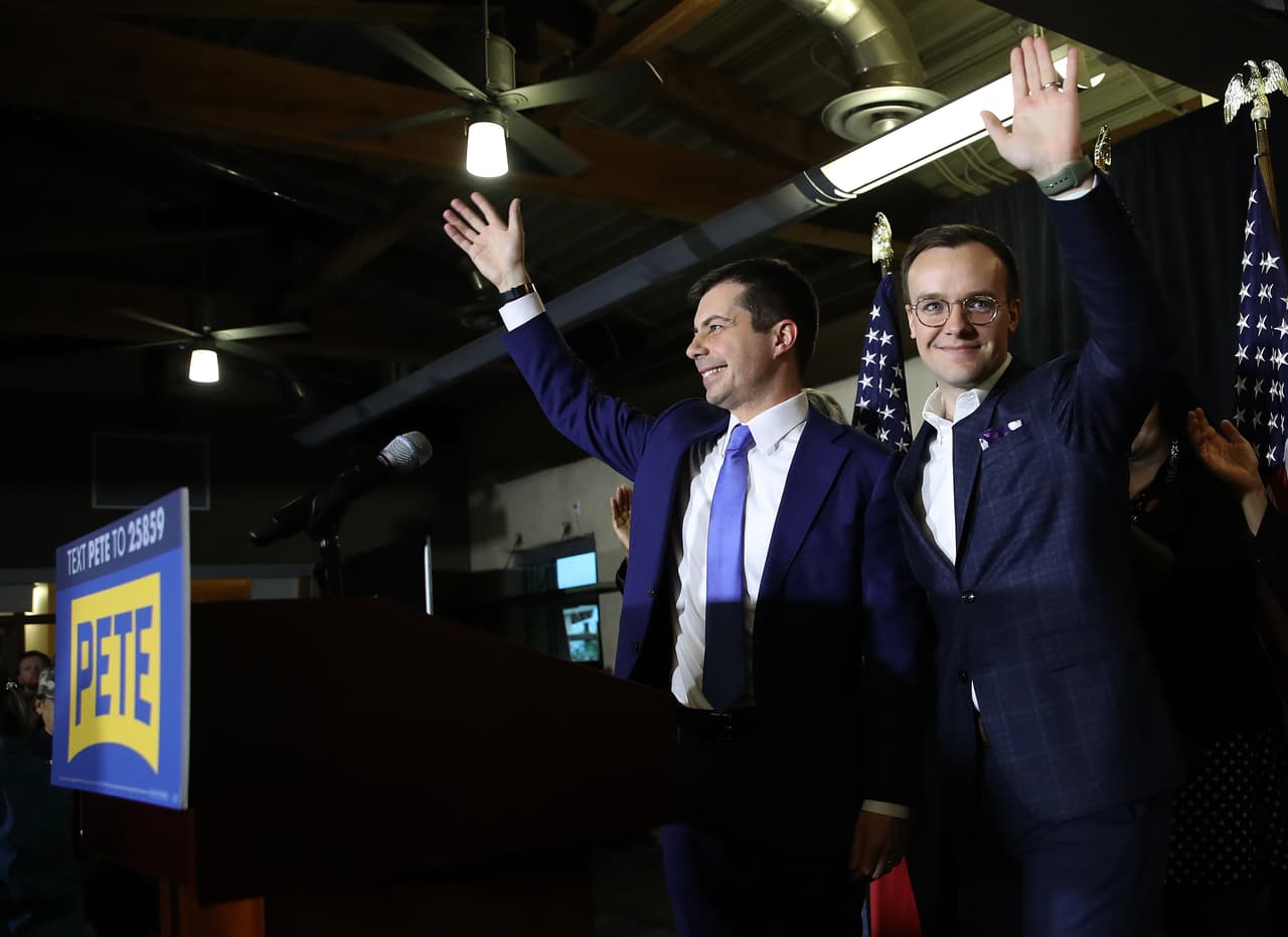 Buttigieg y su esposo saludan a sus seguidores tras conocer los resultados de Nevada.
