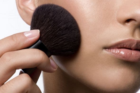 5. Maquillaje. Los pinceles y el maquillaje en sí pueden acumular bacterias con el tiempo, que a su vez podrían causarte conjuntivitis, infecciones y orzuelos, entre otros males.