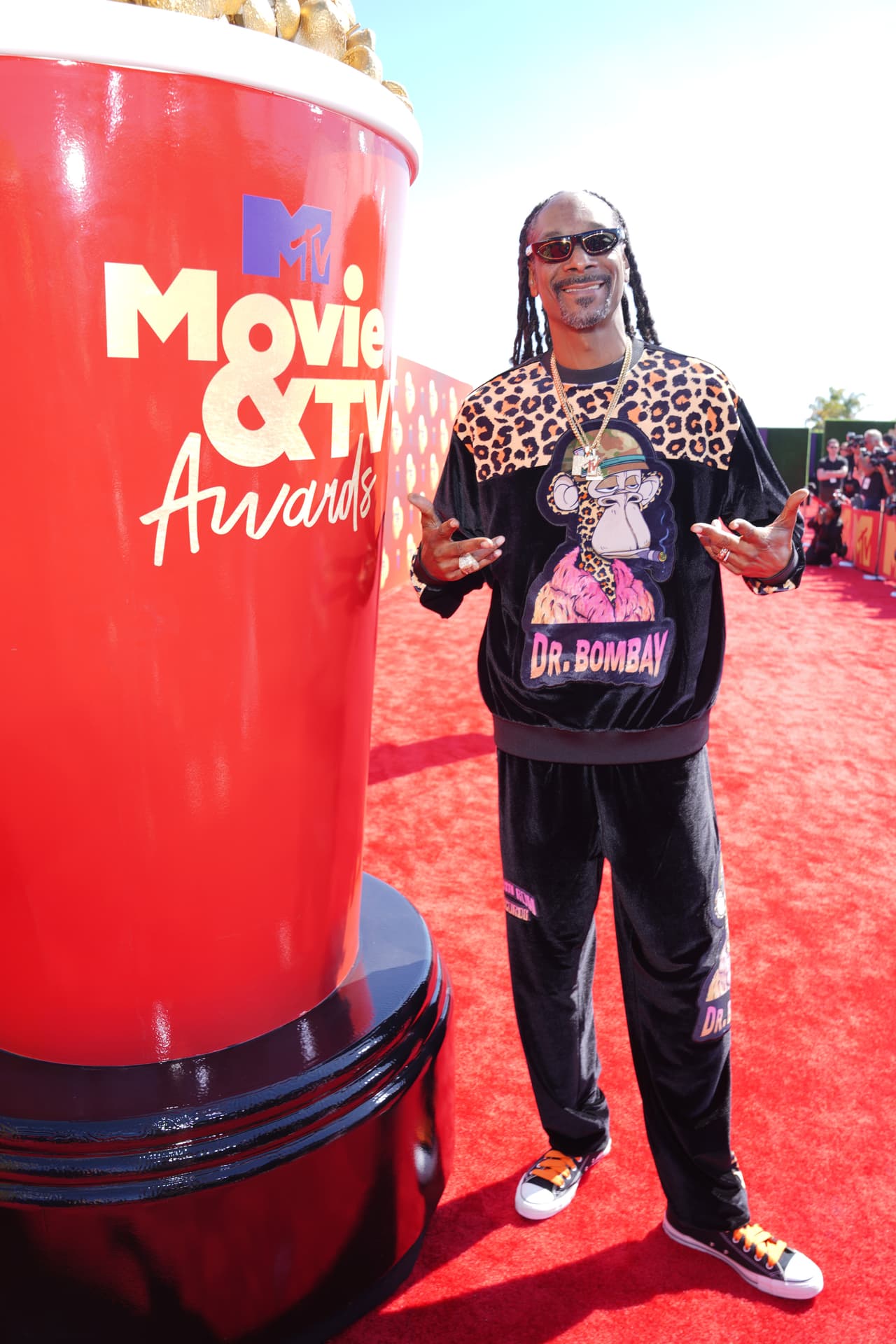 <b>Snoop Dogg</b> también hizo acto de presencia en esta ceremonia vestido con un conjunto de terciopelo negro. En el suéter llevaba un estampado de animal print y en su cuello colgaban varias cadenas con un dije de MTV, ad hoc a la ocasión. Para caminar por la alfombra usó el clásico modelo de tenis de Converse.