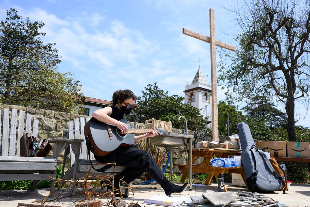 <b>Recuerdos encontrados entre las cenizas</b>: Algunos miembros recuperaron objetos personales del fuego, como tazas y azulejos, que servirán como símbolos de la renovación durante la reconstrucción.
