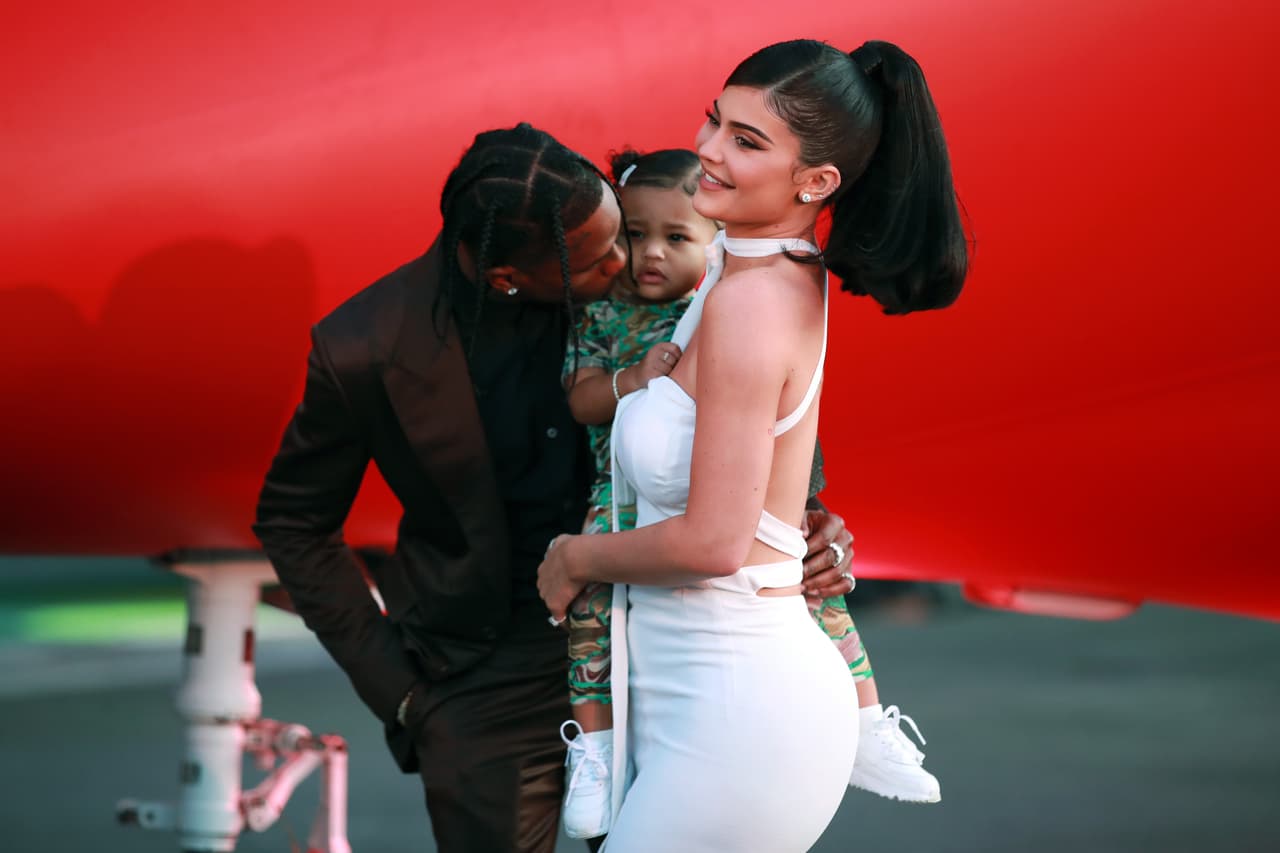 Antes de eso,
<b><a href="https://www.univision.com/famosos/en-fotos-el-debut-de-stormi-la-hija-de-kylie-jenner-y-travis-scott-en-una-alfombra-roja-fotos" target="_blank">la última ocasión que se les vio juntos</a></b> fue durante el estreno del documental de Travis Scott, 'Look mom, I can fly', del 27 de agosto de 2020.
<br>