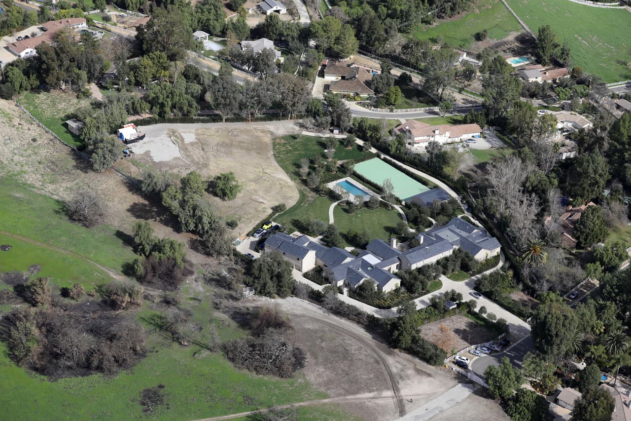 La casa ya fue motivo de controversia en noviembre pasado, cuando Kim y Kanye decidieron proteger su inversión de la ola de incendios forestales que azotaban California al contratar un equipo privado de bomberos.
<br>