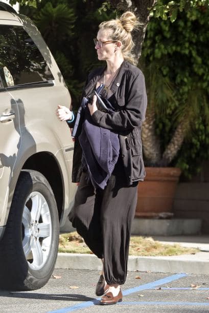 Después, dio la vuelta para entrar ella a su coche.