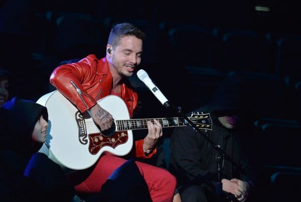 J Balvin llegó muy romántico a Latin GRAMMY.