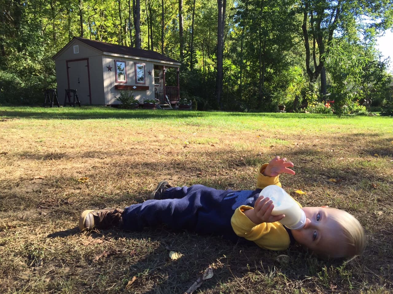 A William le gusta tomar aire fresco y descansar en el jardín mientras toma su biberón.