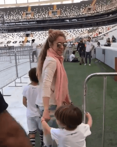 En su cuenta de Instagram, la intérprete de 'Inevitable' ha compartido algunos videos donde se le ve en compañía de sus dos pequeños hijos, previo a sus presentaciones de 'El Dorado World Tour'.