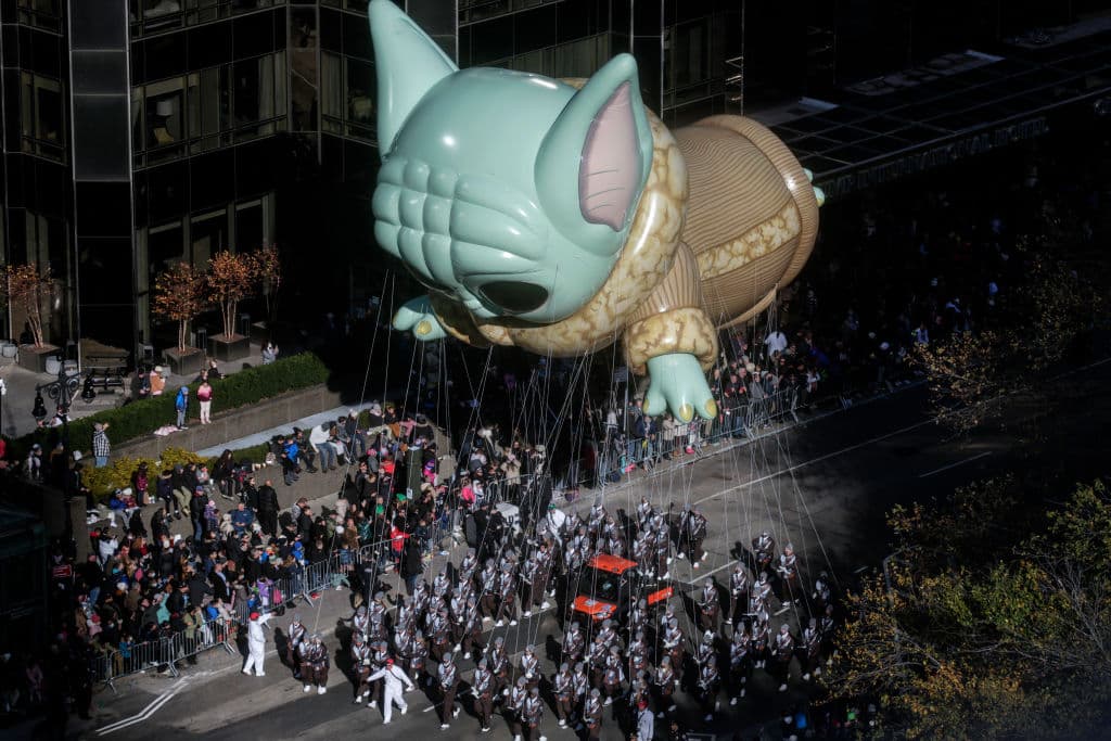 El globo Baby Yoda flota durante el 95 desfile anual del Día de Acción de Gracias de Macys.