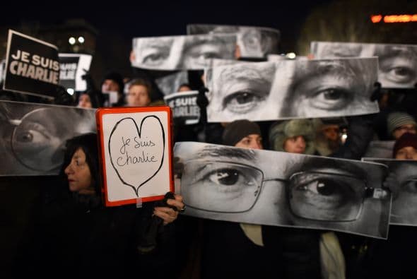 Los manifestantes de Union Square sostuvieron imágenes que mostraban partes de los rostros de algunos de los periodistas franceses asesinados el miércoles.