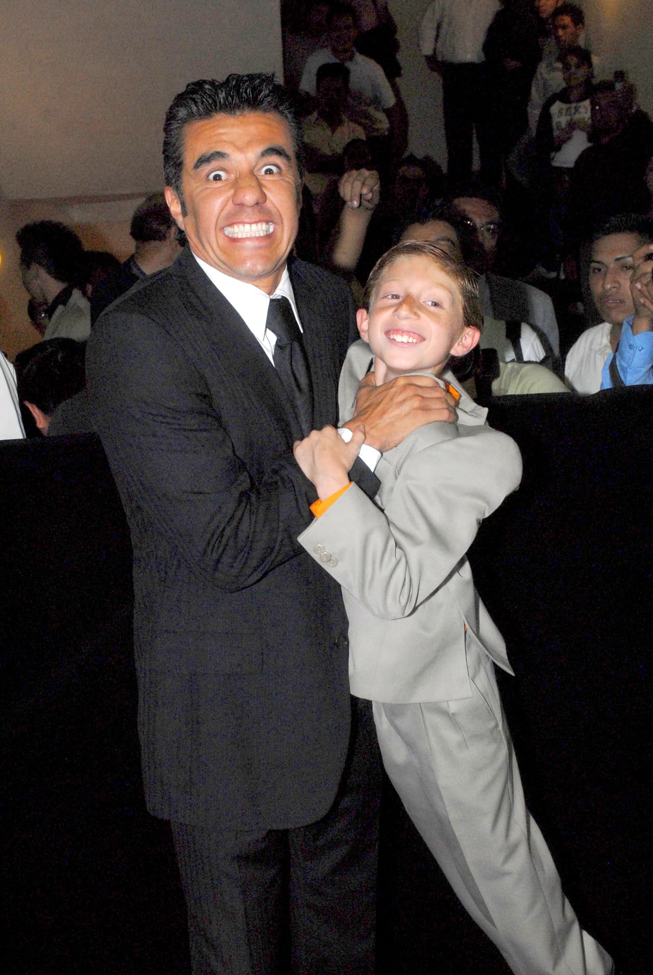 En 2009 formó parte de la serie 'Hermanos y detectives', en la que compartió protagónico con Julio Bracho y Adrián Uribe. En este show daba vida a Lorenzo Montero, un niño genio de 11 años, amante del ajedrez y del cubo Rubik.