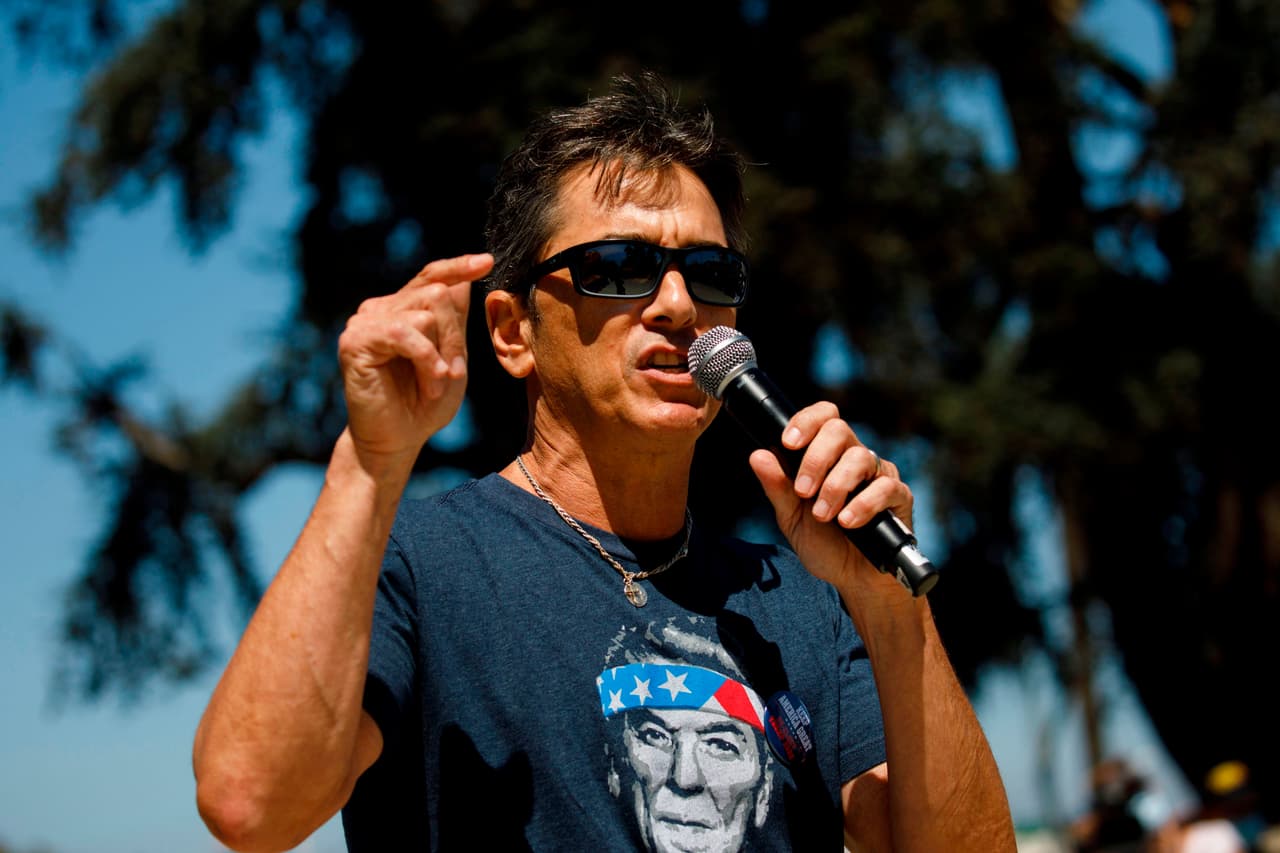 Entre las personas que dieron su apoyo a la marcha en favor del presidente Trump estaban los actores Lorenzo Lamas, Scott Baio (en la foto), la cantante Joy Villa. También hablaron Brandon Straka, Mike Harlow, Blaire White, Shemeka Michelle, Ricky Rebel y Karlyn Borysenko.
<br>
<br>Tanto ellos como otros conservadores hablaron a favor de las políticas del presidente Trump.
<br>
