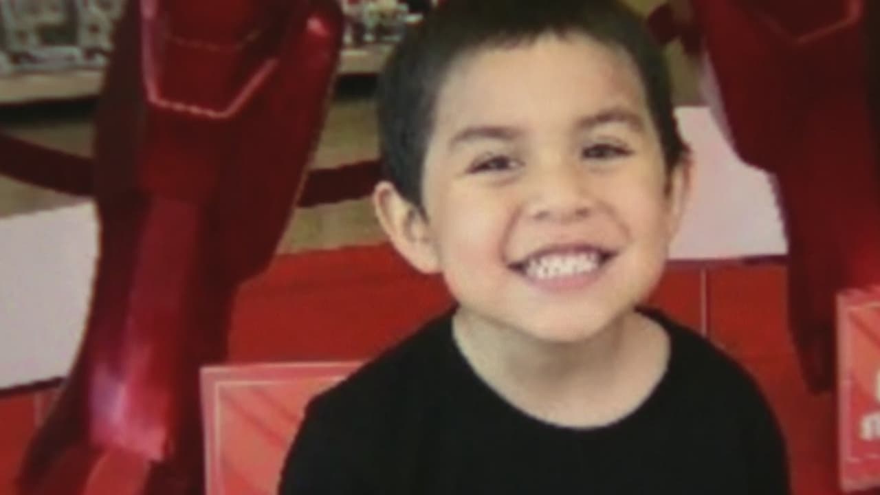 La abuela del niño cuidó de 
<a href="https://www.univision.com/noticias/gente/postean-sus-fotos-en-facebook-por-noah-fotos">Noah</a> desde que tenía 3 meses de edad, el pequeño tuvo que volver a vivir con sus progenitores varias veces. La mujer asegura que su nieto le rogaba no devolverlo con sus padres y ahora ella se siente culpable.