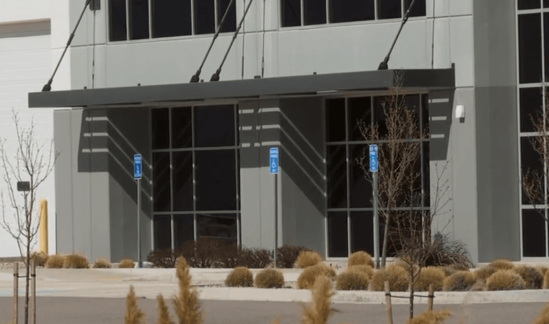 Según un portavoz de ICE, 
<b>tanto la construcción como el funcionamiento del centro de detención generarán miles de empleos y aportarán unos $1,000 millones o más a la economía </b>del estado, además de incrementar en cientos de millones los ingresos fiscales.