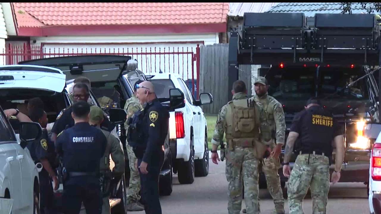 Hombre baja del techo de una vivienda tras evadir a agentes durante una parada de tráfico en Houston
