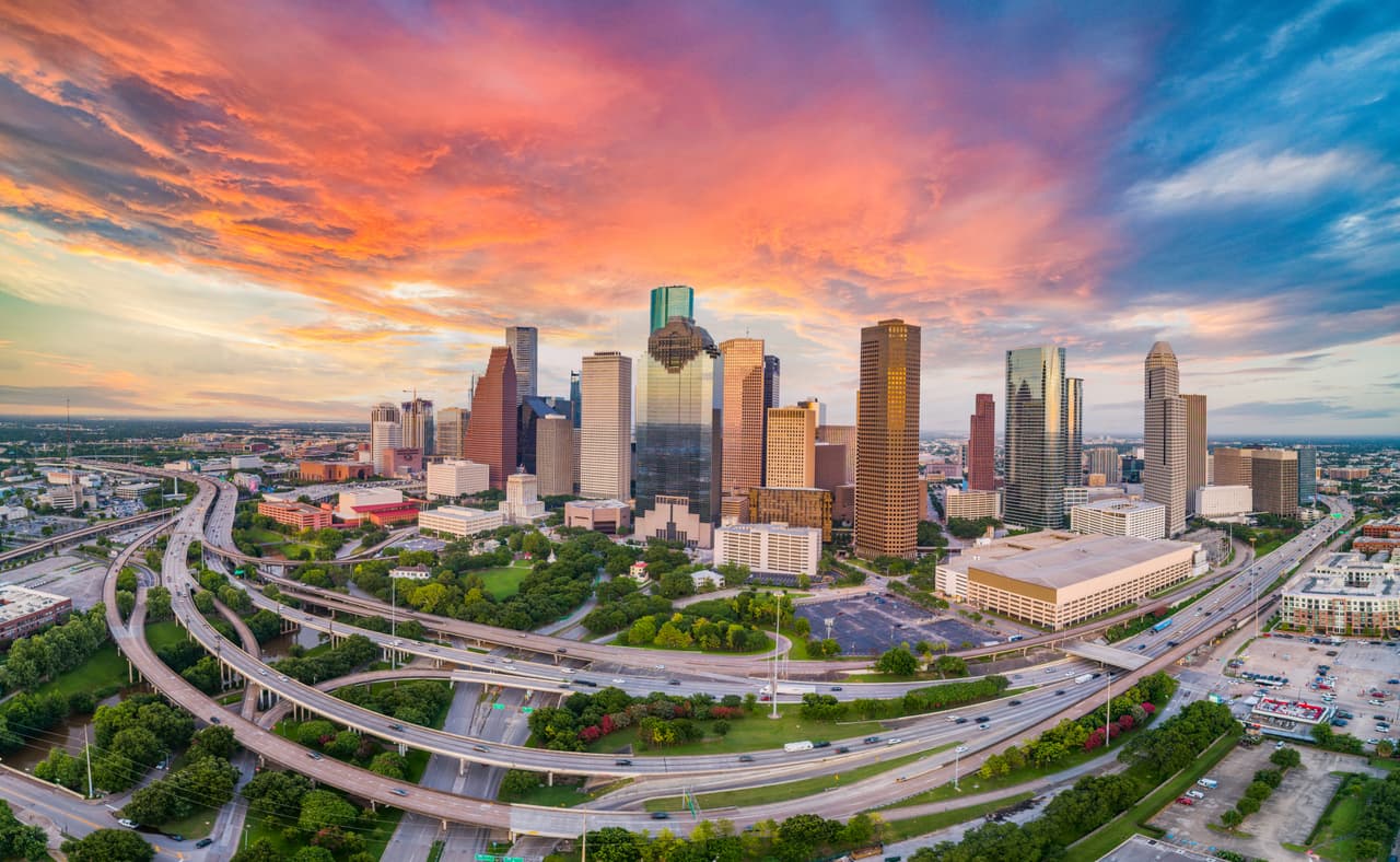 <h3 class="cms-H3-H3">5. Houston, Texas | -4.9%</h3>
<br>
<br>La renta media en esta ciudad sureña era de $1,775 en enero del 2023.