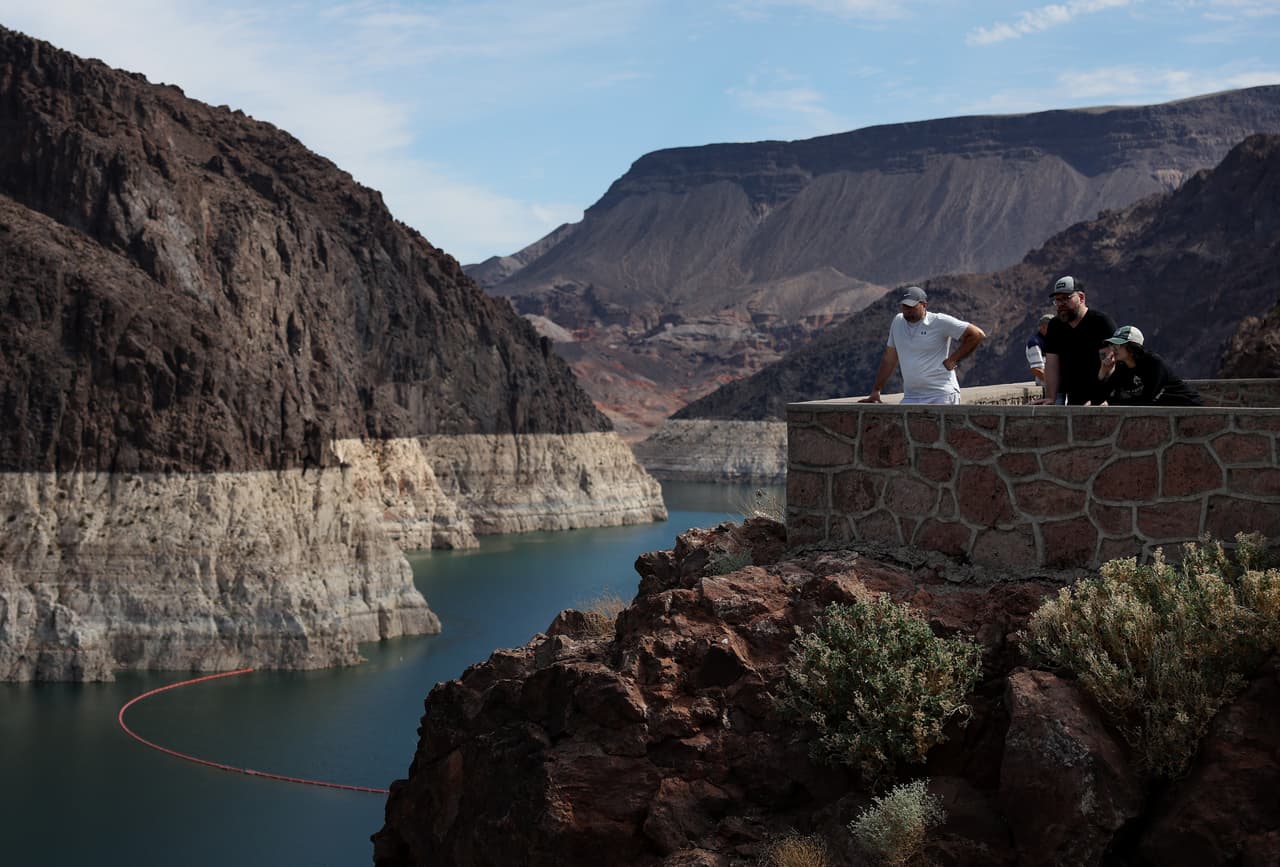 Los visitantes del parque observan los anillos que muestran el descenso del agua en las orillas del lago Mead, cerca de la presa Hoover, el 19 de agosto en el Área Nacional de Recreación del Lago Mead, Arizona. Las consecuencias de esta sequía son enormes. Alrededor de 40 millones de personas en siete estados de EEUU y México dependen del agua del río para beber y también para la agricultura y generación de electricidad.