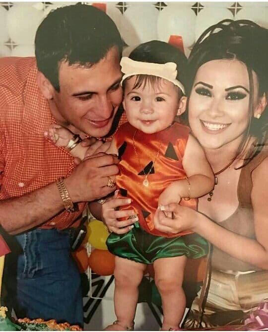 Los fanáticos del famoso 'Vale' han subido fotos inéditas como esta donde el cantante aparece feliz de la vida junto a sus dos amores, la pequeña Valeria y su esposa Gabriela Savag.