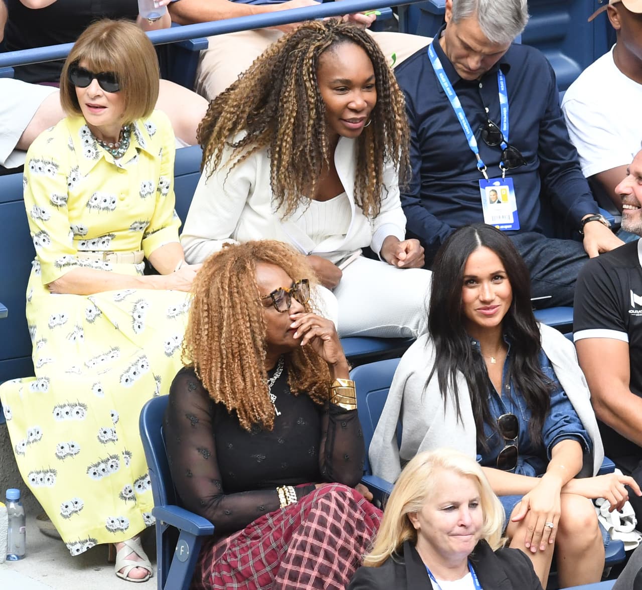 Durante el partido, Meghan Markle estuvo acompañada por 
<b><a href="https://www.univision.com/entretenimiento/realeza/anna-wintour-la-mitica-editora-de-vogue-dice-todo-lo-que-piensa-de-meghan-markle-fotos">la editora de la afamada revista Vogue</a></b>
<a href="https://www.univision.com/entretenimiento/realeza/anna-wintour-la-mitica-editora-de-vogue-dice-todo-lo-que-piensa-de-meghan-markle-fotos">, <b>Anna Wintour</b></a> (de lentes oscuros), y por Venus Williams (a la izquierda de la duquesa), quien es la hermana mayor de Serena.