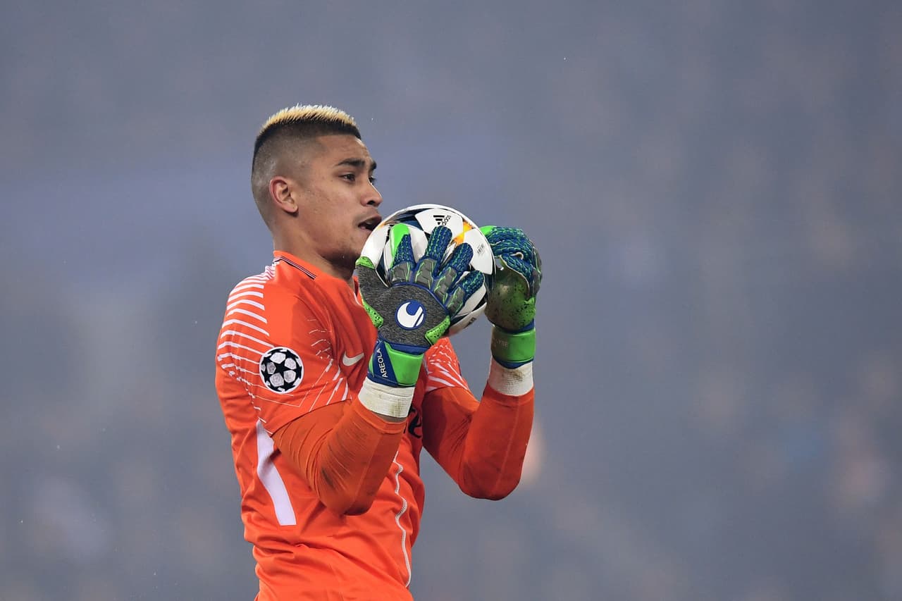 Del PSG podría salir Alphonse Areola para ir a jugar al Napoli después de la partida de Pepe Reina.