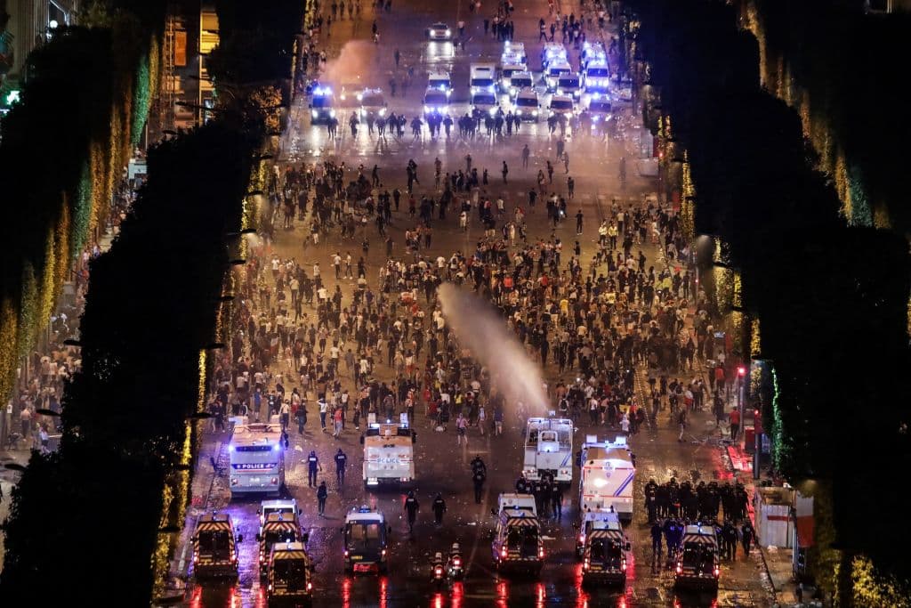 La madrugada en París fue escenario de enfrentamientos entre la Policía y cientos de personas tras la celebración del título de Francia en el Mundial de Rusia 2018.