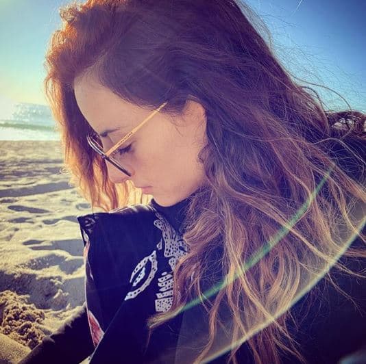 Al pie de esta imagen, 
<b><a href="https://www.univision.com/estilo-de-vida/arte-y-cultura/gonzalo-vega-el-hombre-de-teatro-que-triunfo-en-el-cine-que-en-las-telenovelas">la hija del fallecido Gonzalo Vega</a></b> escribió: "Aquí esperando... Todos los comentarios que pondrán abajo de esta foto ofendiendo y agrediendo... Nunca me he enganchado con ese tipo de 'agresiones cibernéticas' [...]".