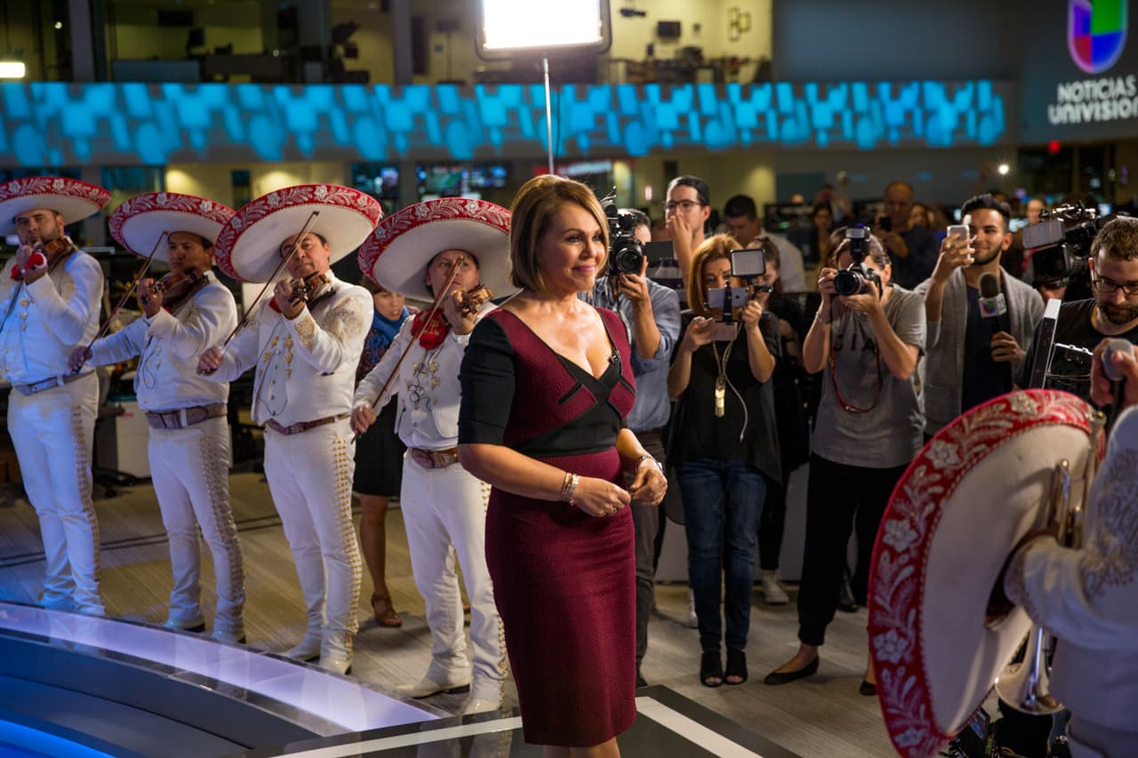 Al lado de un nutrido grupo mariachi, bajo el son del 'Cielito lindo', la esperaban sus amigos y compañeros de toda una vida en Univision.