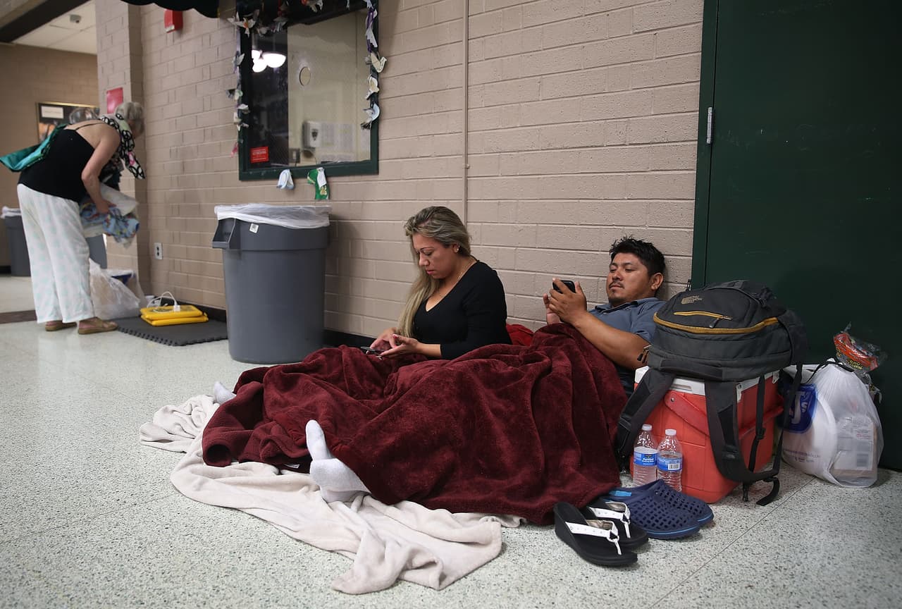 Gayle Lee, Susan Ianclan y Jesús Ianclan esperan en un refugio instalado en una secundaria de Conway, Carolina del Sur. La agencia FEMA
<b><a href="https://twitter.com/fema/status/1040227054879469568"><u>advirtió este jueves</u></a></b> en la mañana que "cualquier persona en una zona de evacuación en las Carolinas y Virginia debe irse ahora si aún no lo ha hecho".