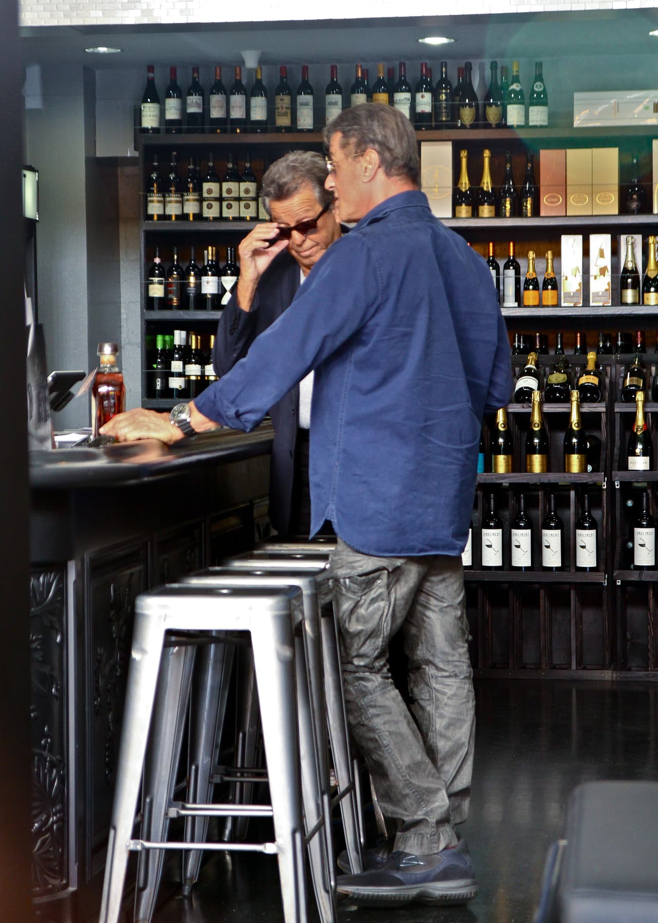 El actor, productor y guionista, Sylvester Stallone pasó un día muy entretenido en Beverlly Hills comprando sus vinos favoritos. El actor paso algunas horas escogiendo uno que se adecuara a sus gustos pidiendo las opiniones de los vendedores. Quizá Stallone tenía una cena en casa y necesitaba un vino especial. Al salir del lugar sonrío a las cámaras y se mostró muy relajado en su día de compras.