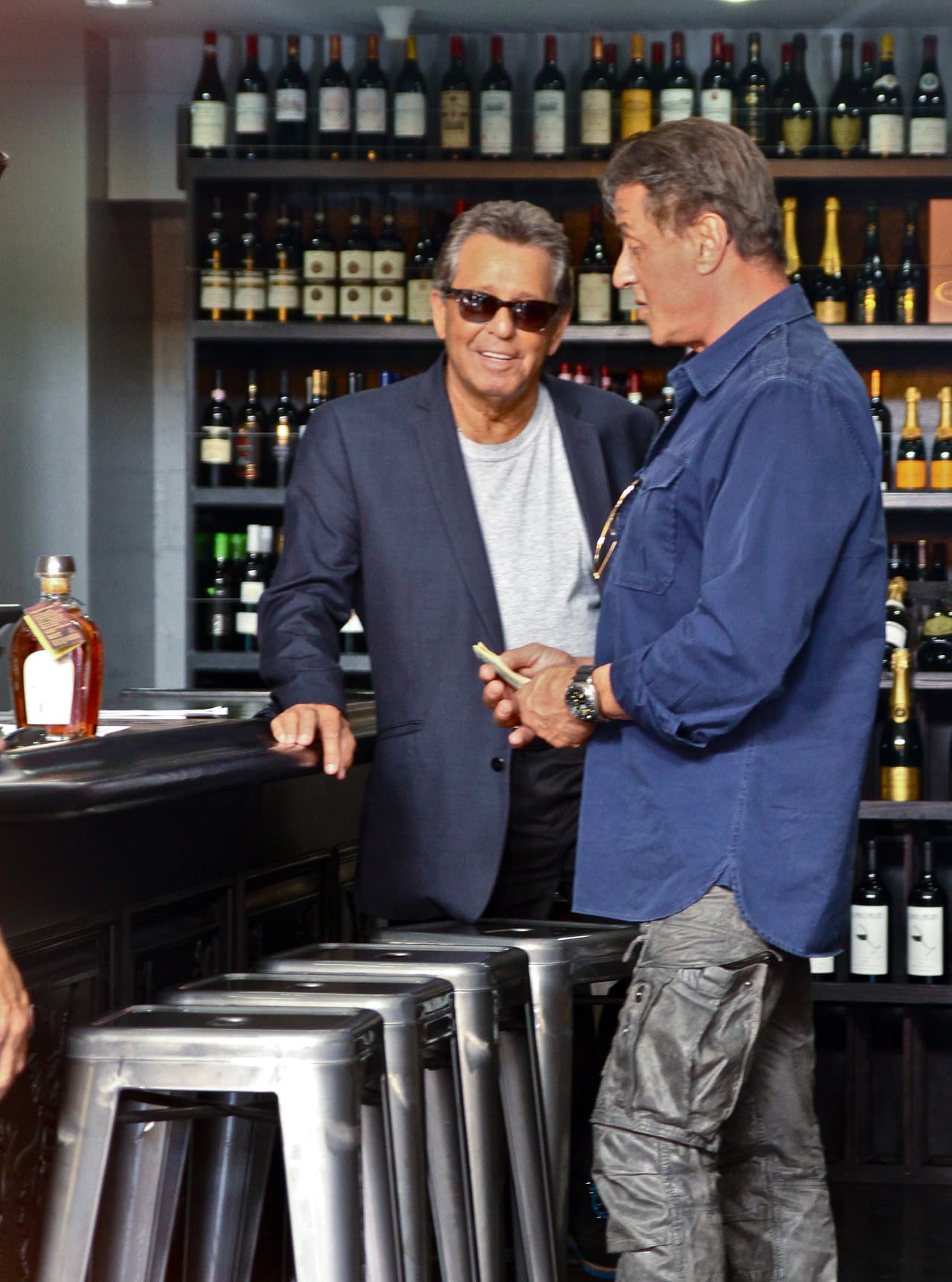 El actor, productor y guionista, Sylvester Stallone pasó un día muy entretenido en Beverlly Hills comprando sus vinos favoritos. El actor paso algunas horas escogiendo uno que se adecuara a sus gustos pidiendo las opiniones de los vendedores. Quizá Stallone tenía una cena en casa y necesitaba un vino especial. Al salir del lugar sonrío a las cámaras y se mostró muy relajado en su día de compras.