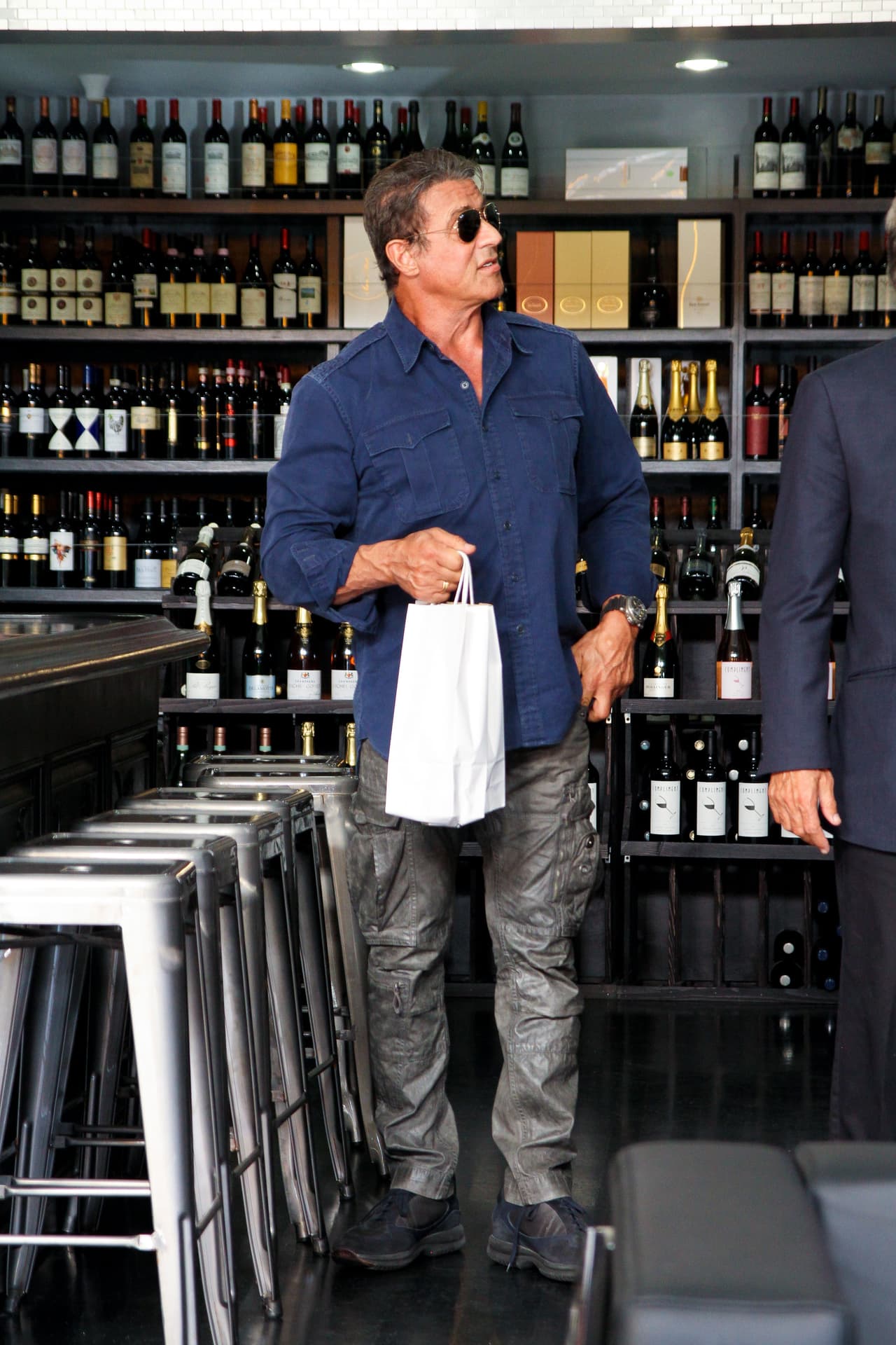 El actor, productor y guionista, Sylvester Stallone pasó un día muy entretenido en Beverlly Hills comprando sus vinos favoritos. El actor paso algunas horas escogiendo uno que se adecuara a sus gustos pidiendo las opiniones de los vendedores. Quizá Stallone tenía una cena en casa y necesitaba un vino especial. Al salir del lugar sonrío a las cámaras y se mostró muy relajado en su día de compras.