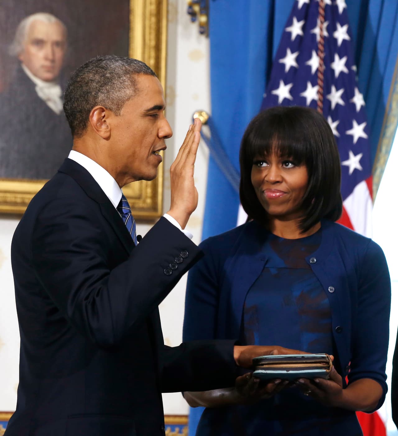 Durante el juramento, que se realizó en la Casa Blanca, Michelle lució un vestido azul y negro también de Thom Browne y uno de los clásicos cárdigans que tanto la identificarían.