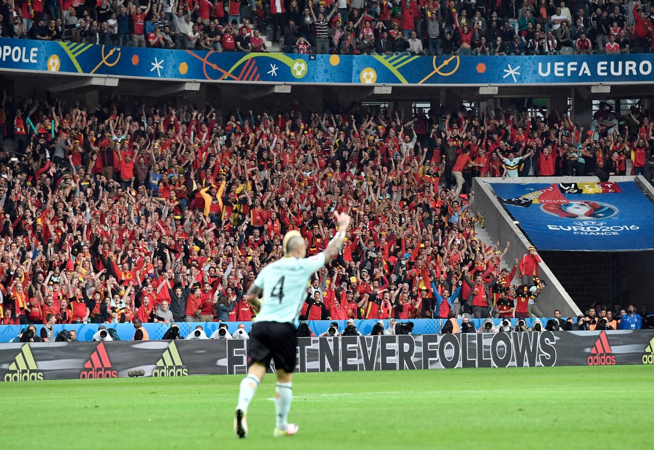 Los fans de Bélgica y Gales desbordaron la pasión en el Estadio de Lille durante los cuartos de final de la Eurocopa. Checa la vibra que lanzaron a sus equipos.