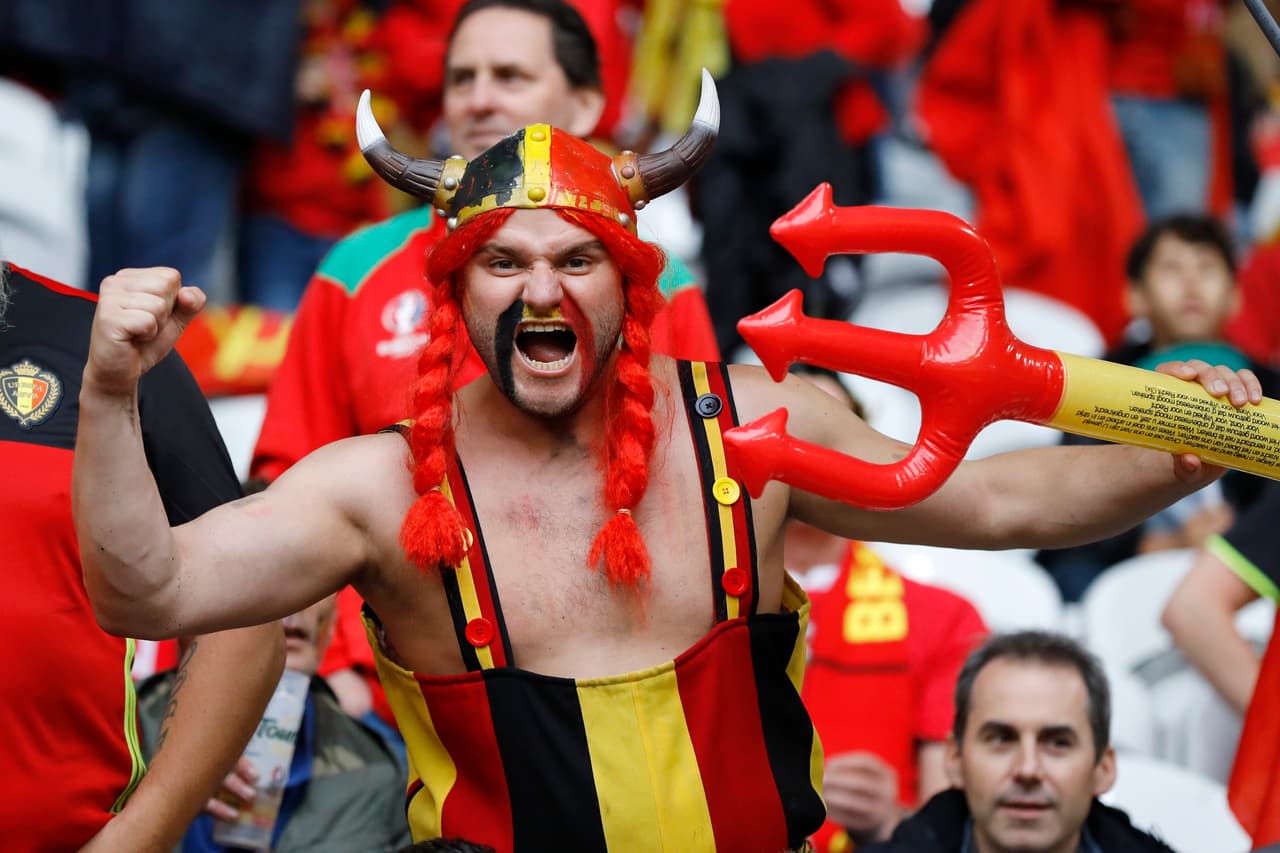 Los fans de Bélgica y Gales desbordaron la pasión en el Estadio de Lille durante los cuartos de final de la Eurocopa. Checa la vibra que lanzaron a sus equipos.