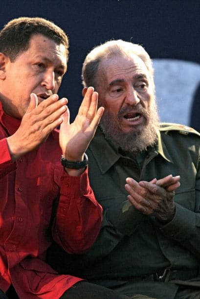 El presidente Hugo Chávez y el líder cubano Fidel Castro cultivaron una amistad más allá de la simple alianza política, se ha revelado que Castro fue quien convenció a Chávez de practicarse estudios médicos a causa de un dolor que le aquejaba y dichos estudios revelaron que el mandatario venezolano tenía cáncer.
